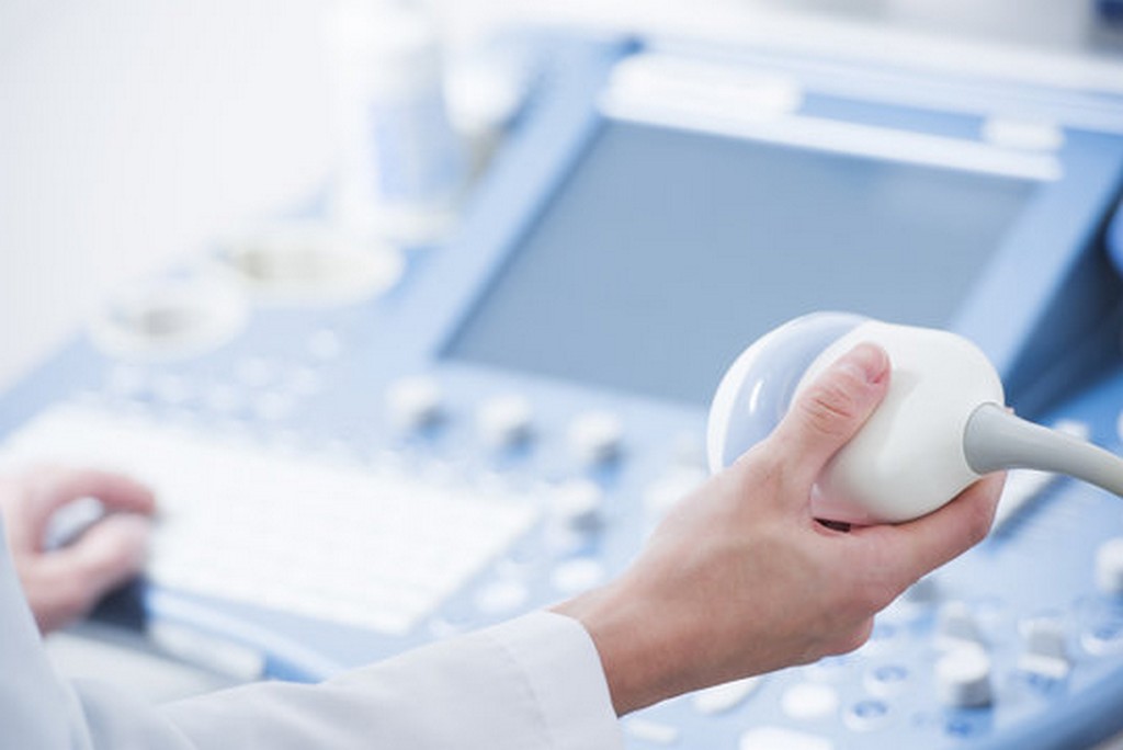 Imagem ilustrativa de Manutenção de aparelho de ultrassom médico